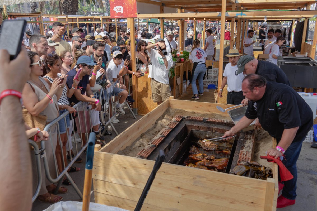 Cocinan cochinita pibil bajo tierra por primera vez en Europa en el Meat & Fire 2025