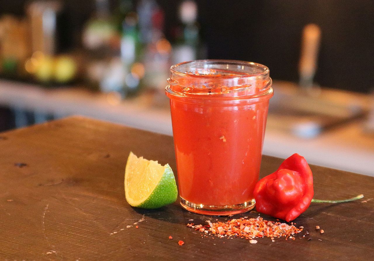 ¿Qué lleva la sangrita casera? El cóctel picante y cítrico que realza el sabor del tequila