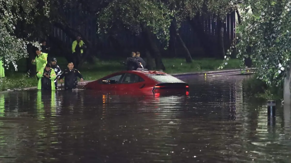 Lluvia sin precedentes inunda CDMX: Xochimilco y Metrobús, entre los más afectados