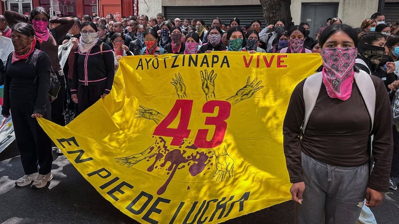 Caravana de Ayotzinapa llega a CDMX en el aniversario 11 de la desaparición de los 43