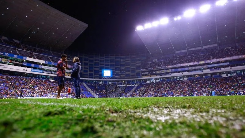 Lluvia y reglamento: Puebla vs Chivas se mueve al sábado