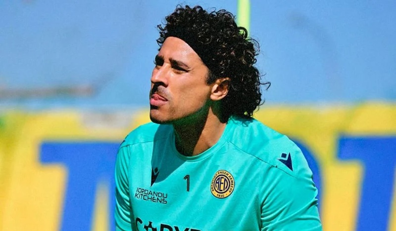 Duro debut de Memo Ochoa: recibe cinco goles con AEL Limassol ante Omonia