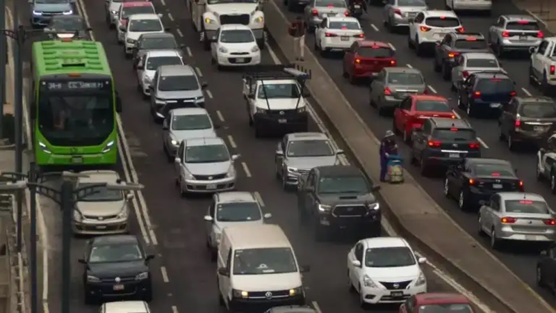 Tráfico y marchas complican la movilidad en la CDMX
