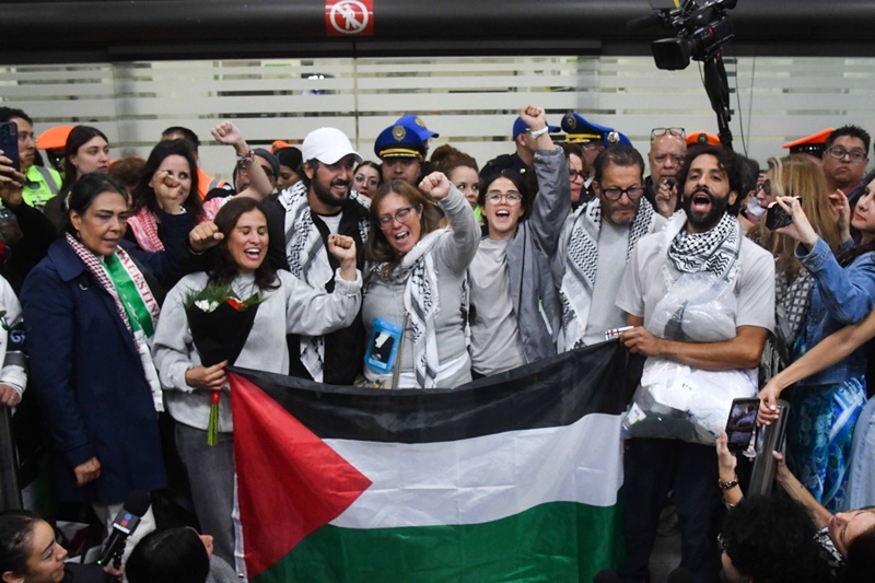 Regresan a México seis connacionales que participaron en la Flotilla Sumud; fueron recibidos por el canciller De la Fuente