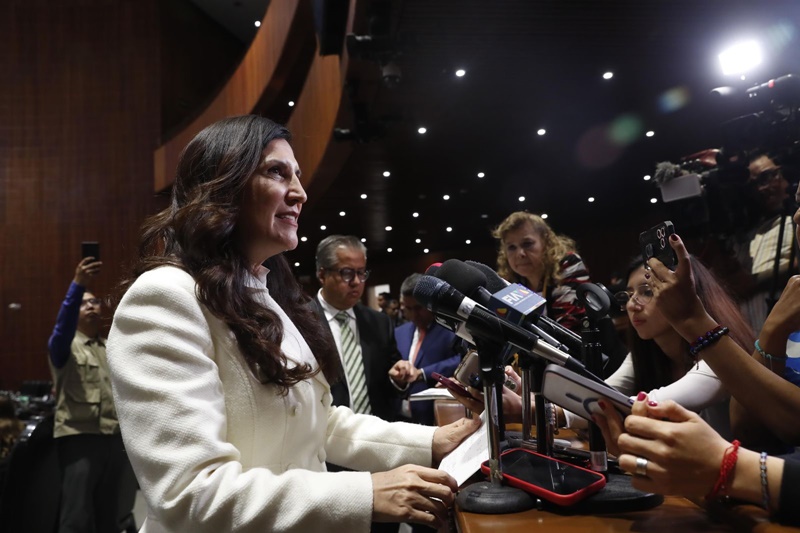 Kenia López pide claridad: “Si a diputados les quitaron la visa, el país debe saberlo”