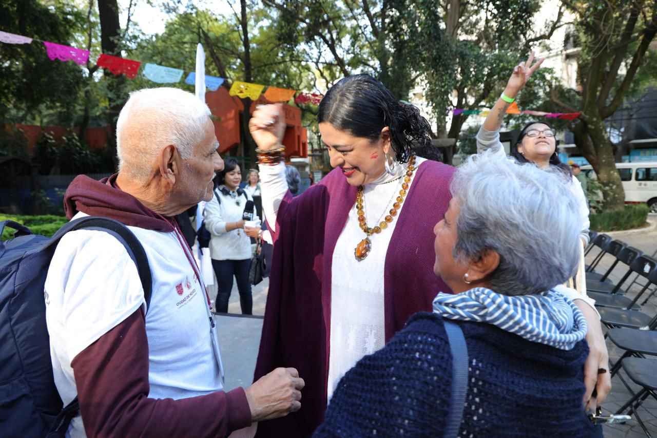 Primera vez frente al mar: personas mayores y con discapacidad viajan gracias a “Colibrí Viajero”