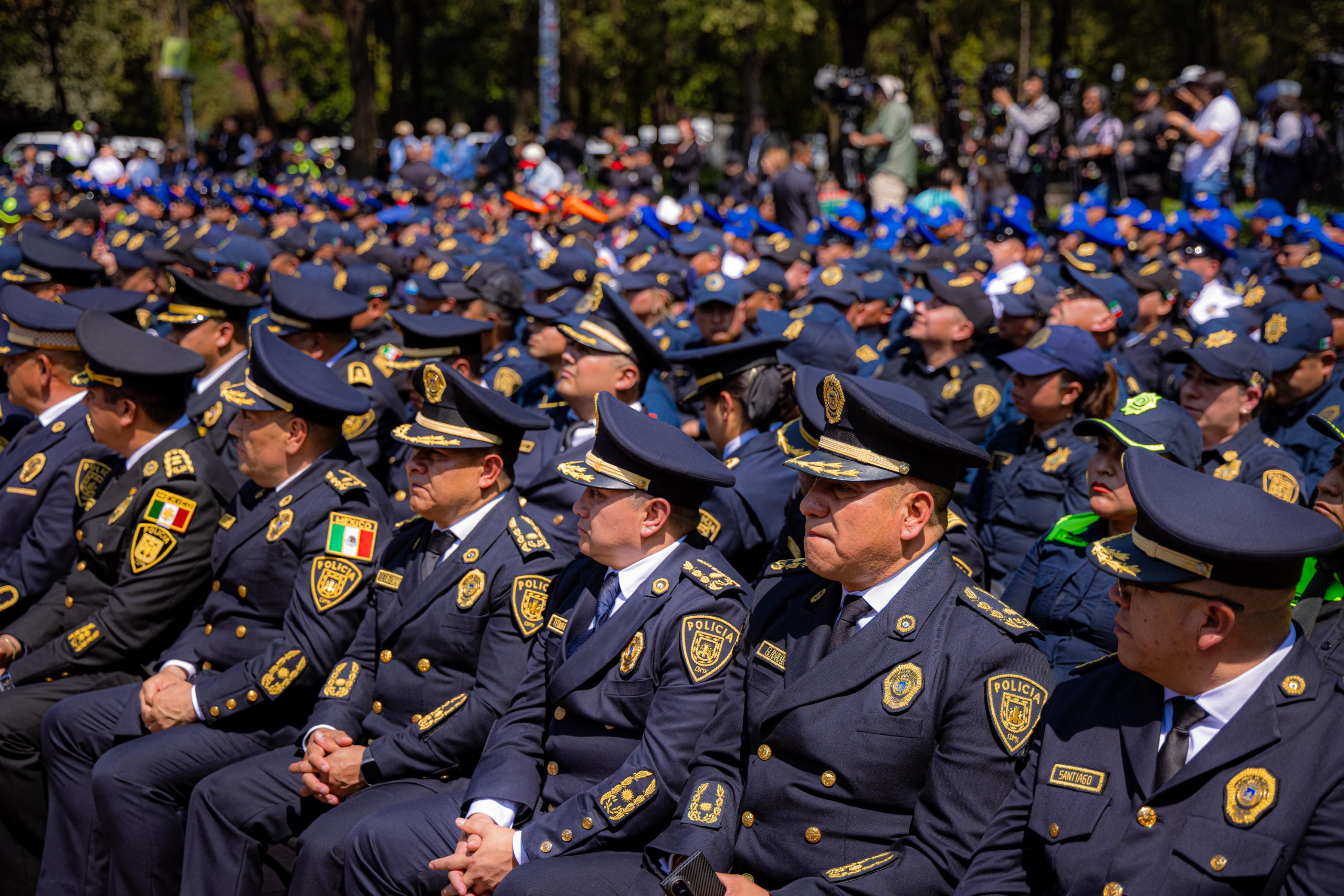 De las calles al reconocimiento: Brugada rinde homenaje a los guardianes de la capital