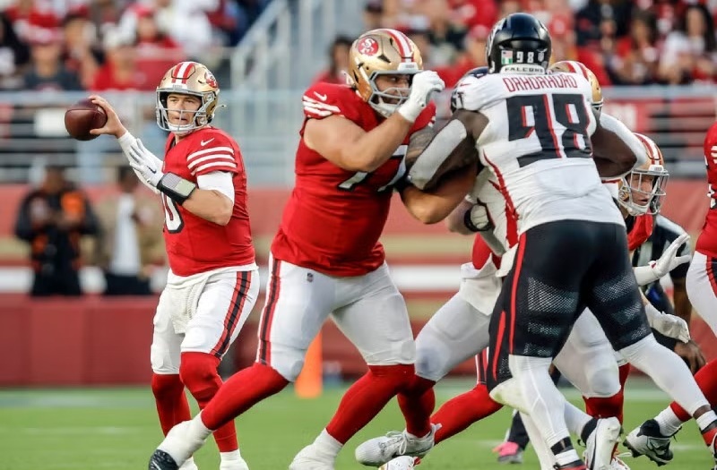 McCaffrey y la defensa devuelven el brillo a los 49ers bajo las luces de Santa Clara