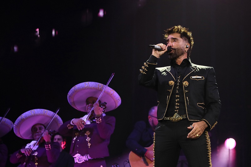 Alejandro Fernández llena el GNP Seguros en un emotivo homenaje a Vicente Fernández