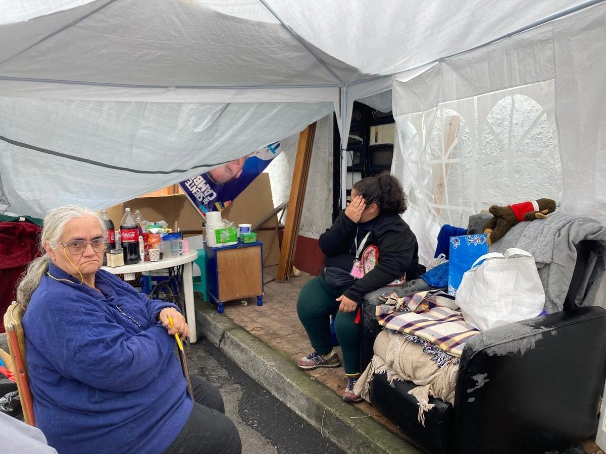 Desalojan a vecinos en Popotla; una mujer de 68 años resiste bajo una carpa tras 47 años en su vivienda