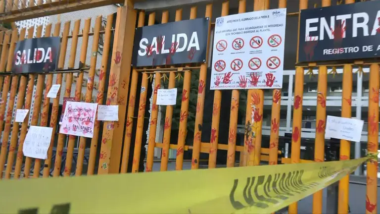 Toma de la Prepa 8 por encapuchados provoca choque con autoridades y padres de familia