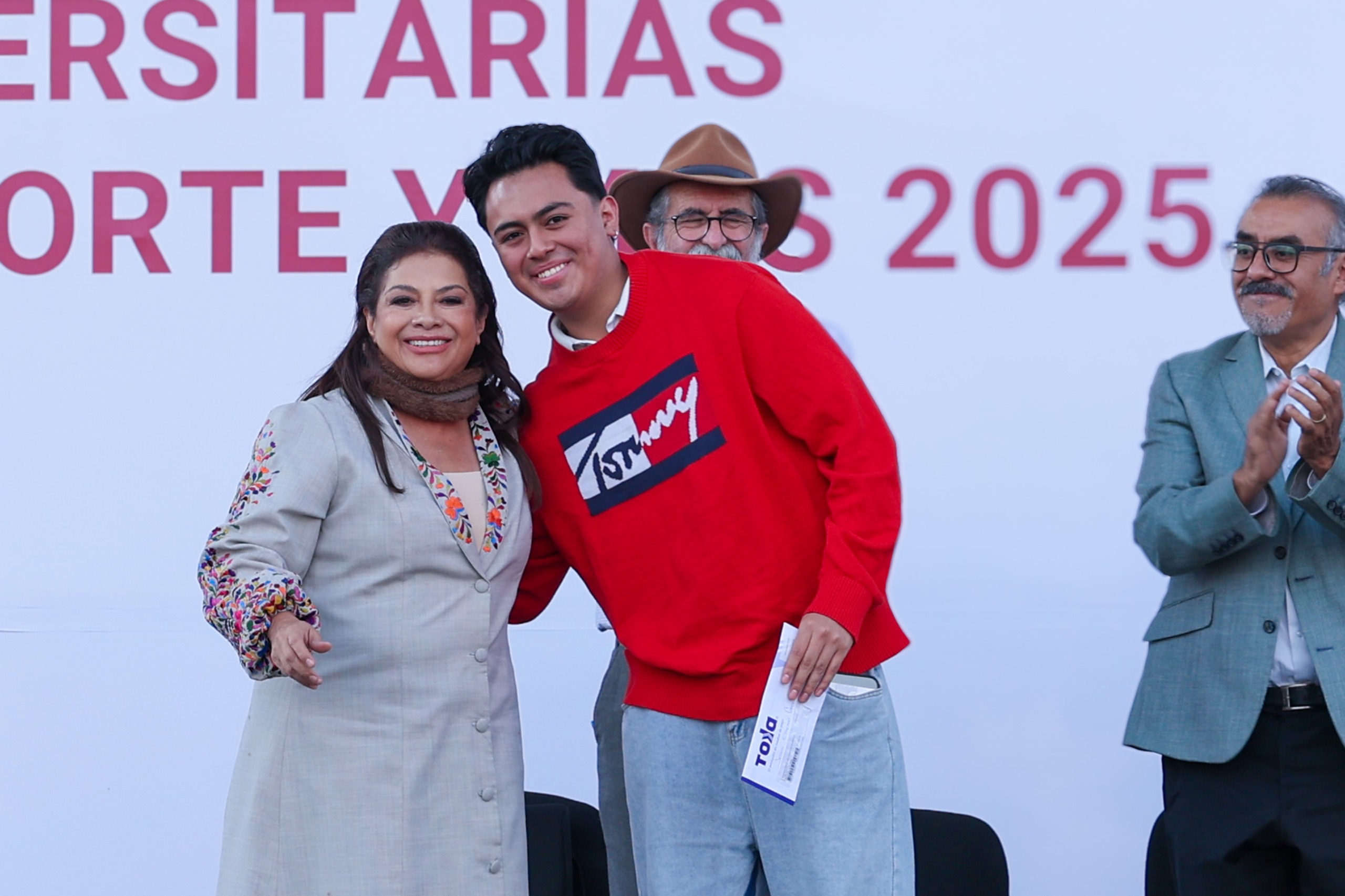 Brugada entrega becas y anuncia expansión histórica para 2026