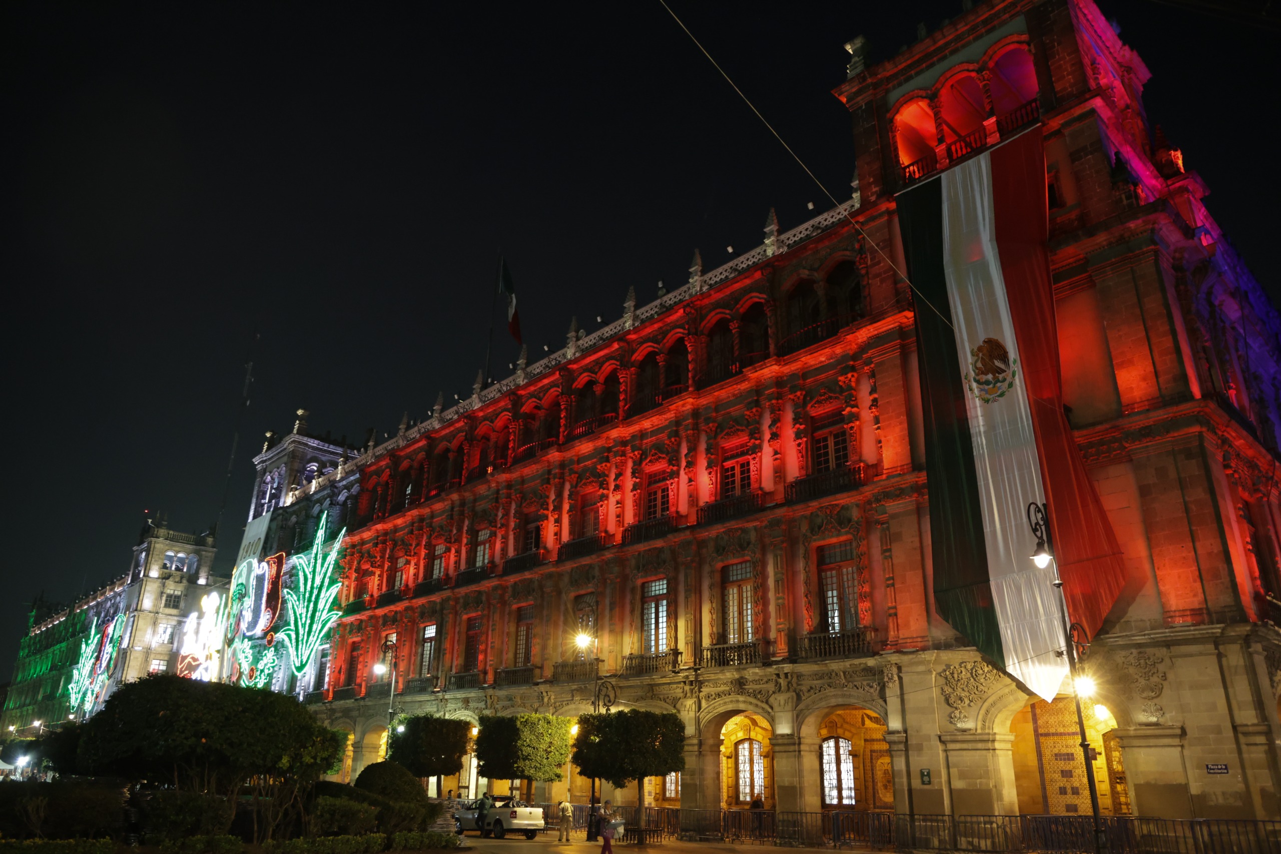 El Zócalo se viste de historia: alumbrado 2025 reconoce a las mujeres revolucionarias