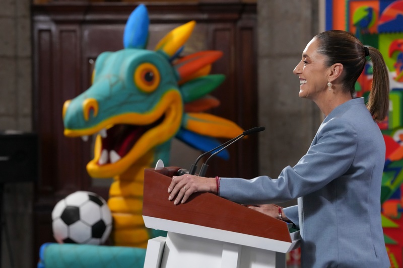 Sheinbaum revisa posible renuncia de Gertz Manero