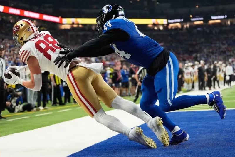 49ers aplastan a Colts y sellan su pase a playoffs
