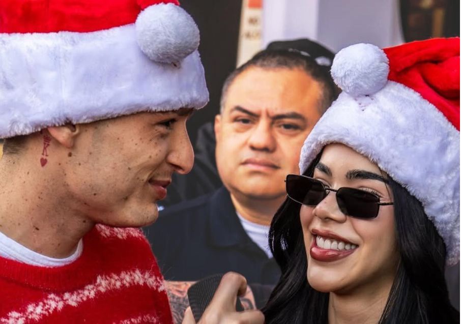 Así fue el gesto navideño de Kenia Os y Peso Pluma regalando juguetes en Los Ángeles
