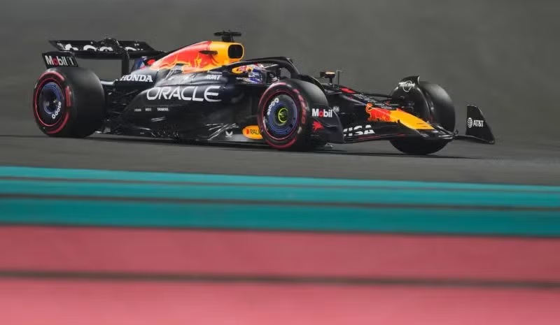 Norris y Verstappen chocan destinos en el cierre de Abu Dhabi