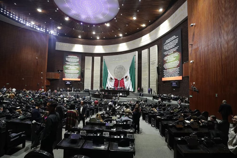 Morena reparte MacBooks en San Lázaro y desata cuestionamientos