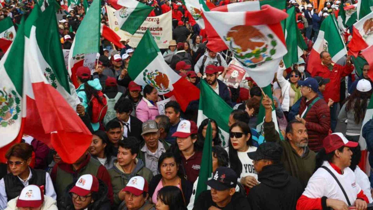 La “Marcha del Tigre” llena el Zócalo rumbo al mensaje presidencial