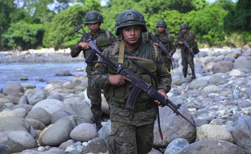 Enfrentamiento en frontera deja soldado herido y alerta binacional