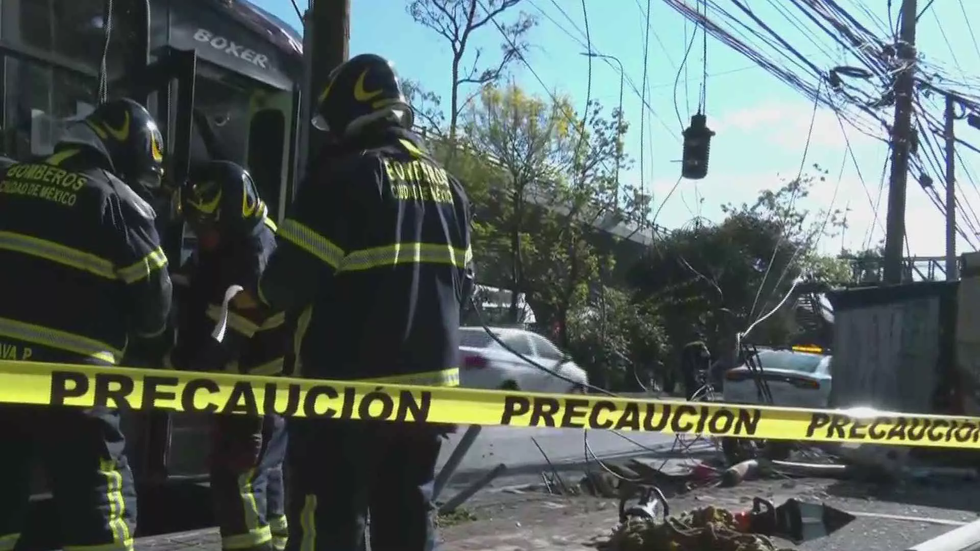 Volcadura en Canal de Miramontes: microbús deja severos daños y tráfico intenso
