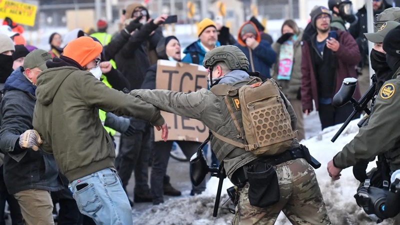 Trump y Minnesota chocan por operativos migratorios
