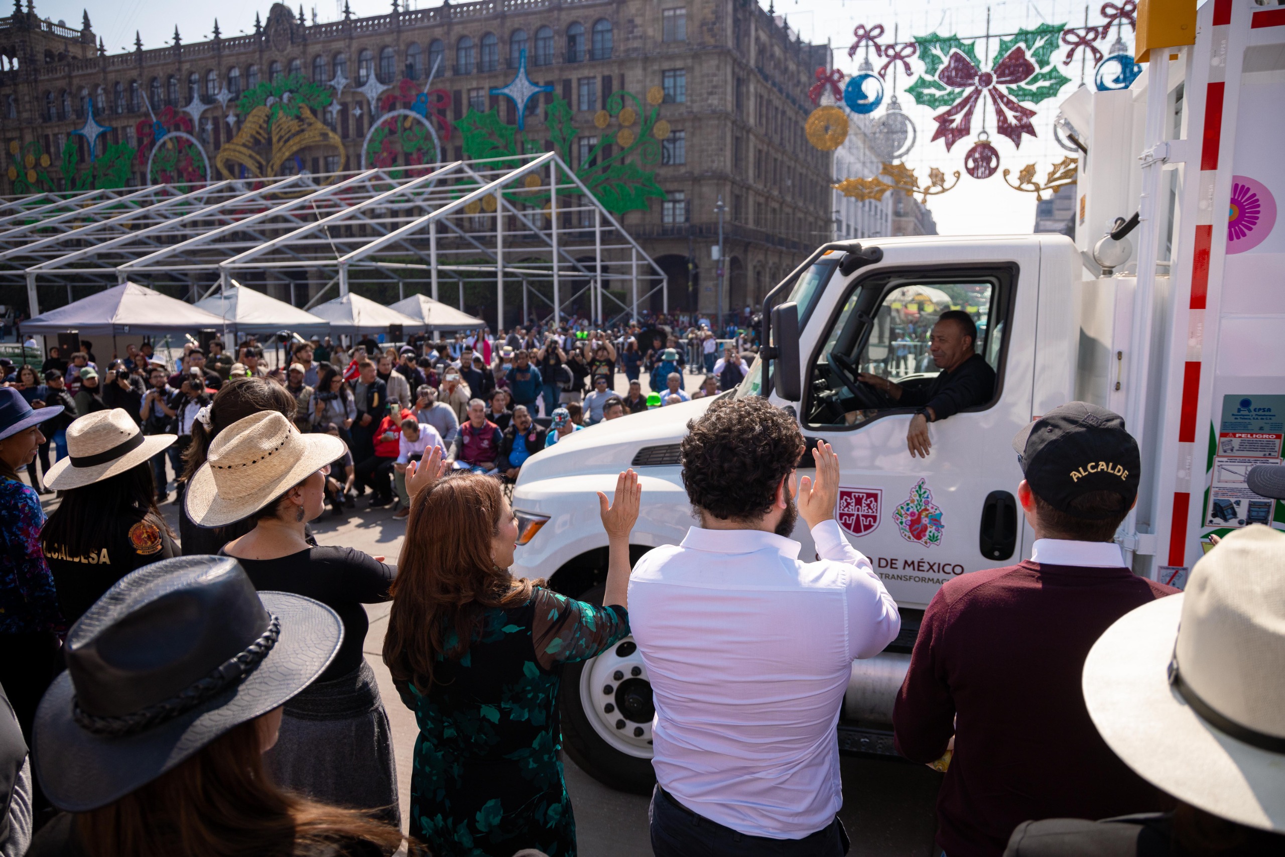 Rumbo a 2030: Clara Brugada entrega 50 camiones para reciclar 50% de los residuos en CDMX