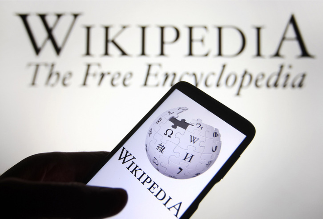 Wikipedia celebra 25 años mientras enfrenta a la IA y revive la polémica sobre su origen