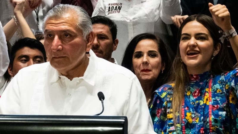 Adán Augusto respalda a Andrea Chávez y descarta golpes mediáticos