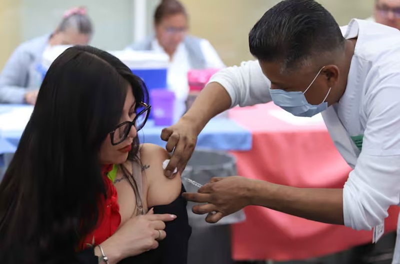 UNAM e IMSS abren megacentro de vacunación contra sarampión