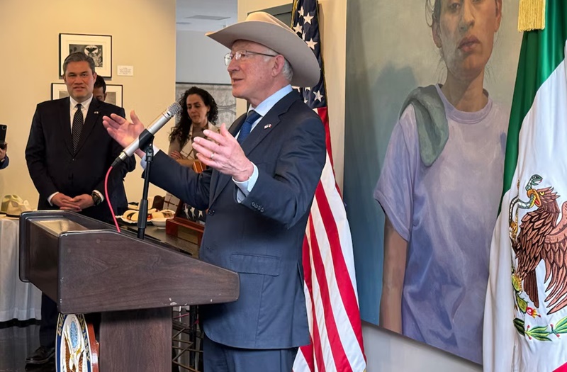 Ken Salazar afirma que el fentanilo se produce en México