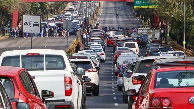 La ciudad avanza lento: marchas, tráfico y alertas que marcan el día