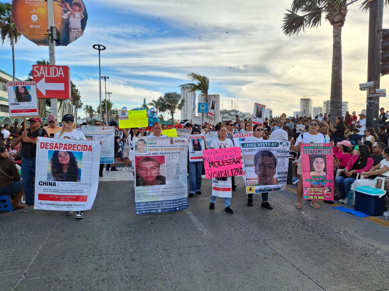 “¿Dónde están?”: familiares alzan la voz en el primer desfile del Carnaval de Mazatlán 2026