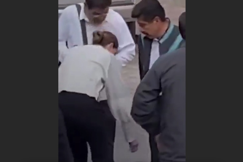 Colaboradores limpian los zapatos del presidente de la SCJN, Hugo Aguilar