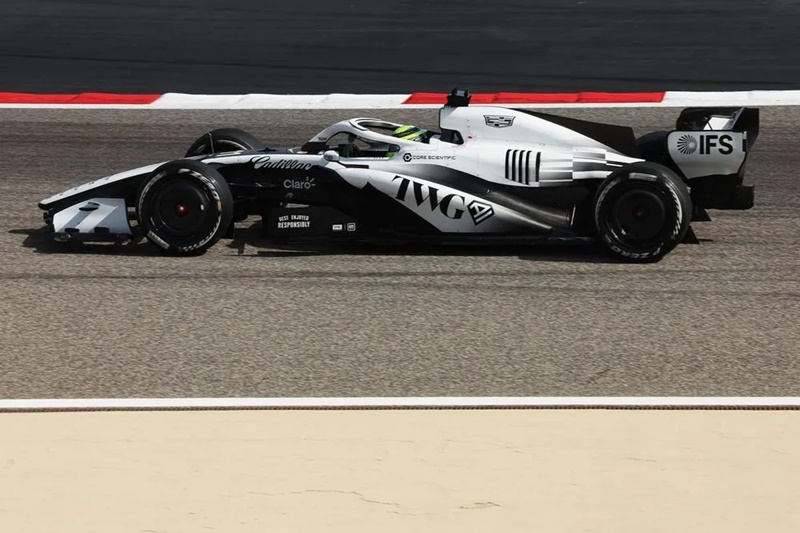 Checo Pérez sufre primer incidente con Cadillac por falla mecánica en Bahréin