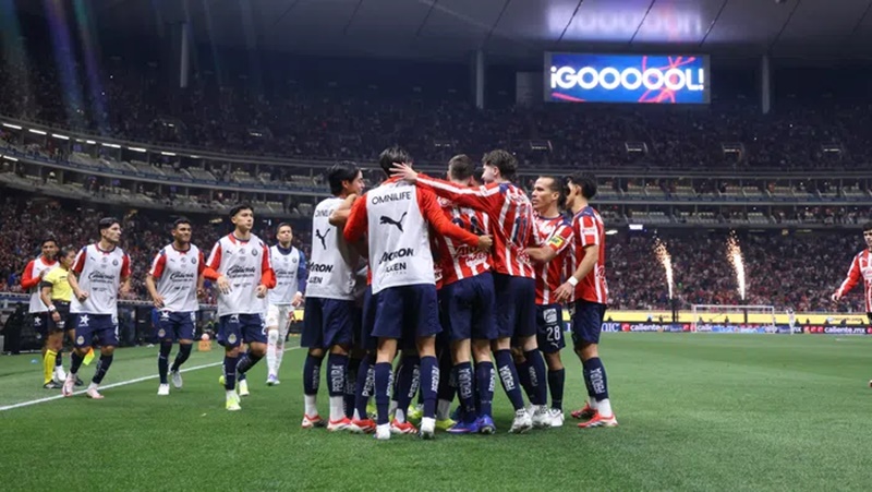 Chivas aplasta a León y retoma liderato con autoridad