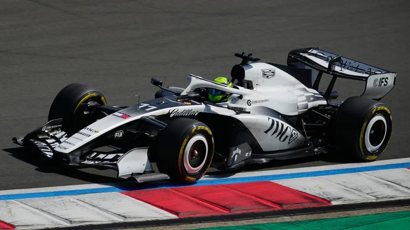 Checo Pérez saldrá último en China tras complicada clasificación de Cadillac