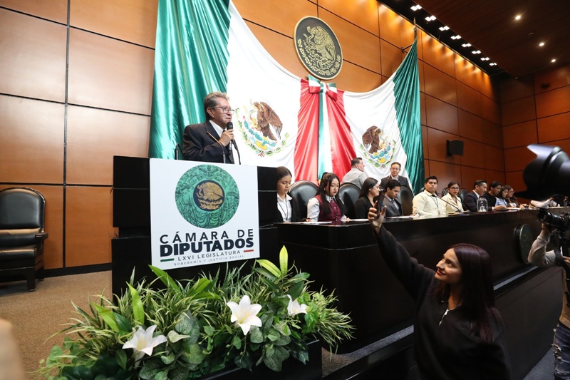 Ricardo Monreal destaca agenda juvenil en simulación legislativa