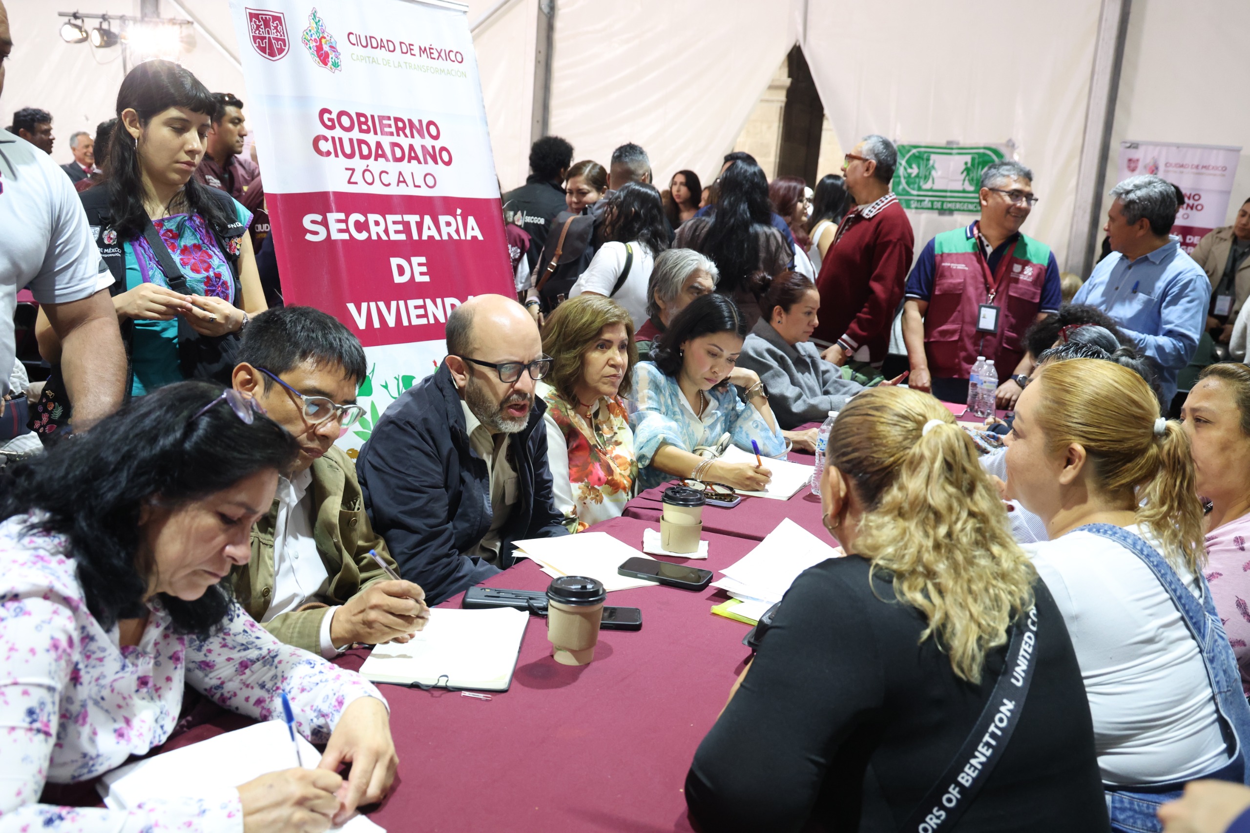 Locatarios de La Nueva Viga presionan en audiencia masiva con Clara Brugada en el Zócalo