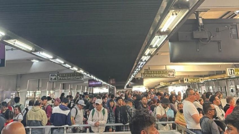 Incidente en escalera eléctrica del Metro CDMX deja tres hospitalizados