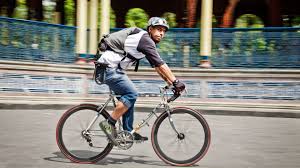 Choque entre autos termina en atropello de ciclista en la Roma, CDMX