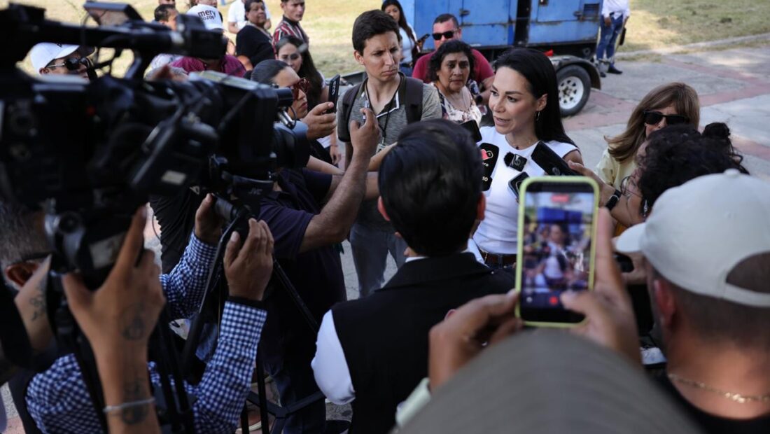 Diputada federal Mery Pozos atiende a medios de comunicación durante una asamblea morenista