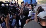 Diputada federal Mery Pozos atiende a medios de comunicación durante una asamblea morenista