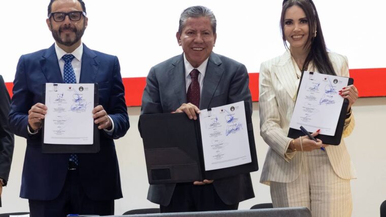 David Monreal muestra el convenio que abre las cuentas públicas de Zacatecas a auditorías en tiempo real