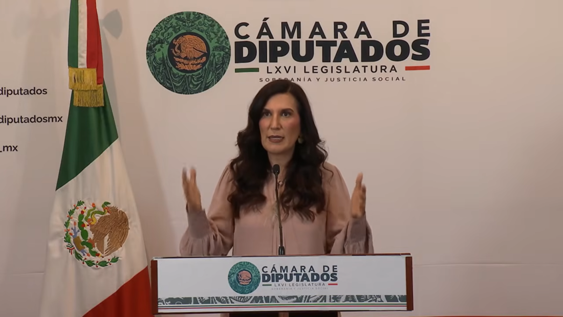 Kenia López Rabadán durante una conferencia en la Cámara de Diputados
