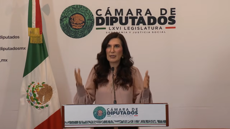 Kenia López Rabadán durante una conferencia en la Cámara de Diputados