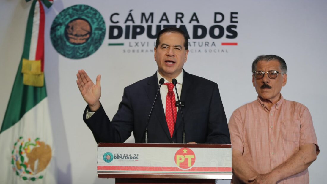 Ricardo Mejía Berdeja durante una conferencia de prensa en la Cámara de Diputados